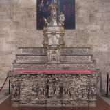 L'altare d'argento in una foto di qualche anno fa in cui appare il drappo rosso che copriva la lastra con il crittogramma